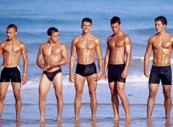 Homes na praia co rabo agrandado