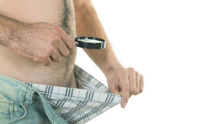 Un home mira os seus calzóns e pensa na ampliación do pene con limonada